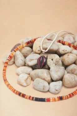 ULLA JOHNSON Fire Opal And Coco Shell Shark Fin Puka -ULLA JOHNSON Outlet Editorial Shot 06 012 r