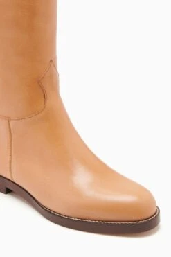 ULLA JOHNSON Ninia Riding Boot - Dune 8 ULLA JOHNSON Ninia Riding Boot - Dune -ULLA JOHNSON Outlet FA231016 RIDINGBOOT CAMMELLO c r web
