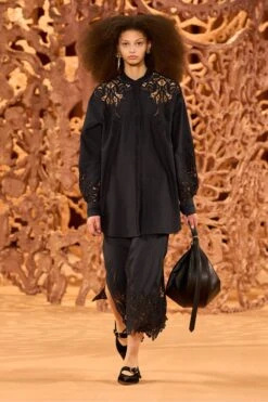 ULLA JOHNSON Kiki Flat - Noir 11 ULLA JOHNSON Kiki Flat - Noir -ULLA JOHNSON Outlet UJ AW24 RUNWAY LOOK 13 5f7a47d4 ca79 49b1 98ed 76b33c186fe8