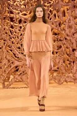 ULLA JOHNSON Kiki Heel - Cordovan 12 ULLA JOHNSON Kiki Heel - Cordovan -ULLA JOHNSON Outlet UJ AW24 RUNWAY LOOK 2 65a5ae34 f7ca 47b8 b904 24cf3fec4aee