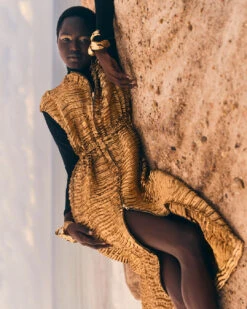 ULLA JOHNSON Agathe Metallic Short Sleeve Coat - Oro 15 ULLA JOHNSON Agathe Metallic Short Sleeve Coat - Oro -ULLA JOHNSON Outlet UJ AW25 CAMPAIGN 4x5 22