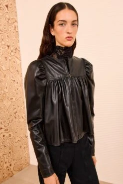 ULLA JOHNSON Anouk Zip Up Leather Jacket - Noir 9 ULLA JOHNSON Anouk Zip Up Leather Jacket - Noir -ULLA JOHNSON Outlet ULLAJOHNSON AnoukZipUpLeatherJacket NOIR PS260506 03 f6668718 d07c 41e2 87e3 df6150ad5202