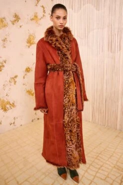 ULLA JOHNSON Ceryse Long Shearling Coat - Umber 15 ULLA JOHNSON Ceryse Long Shearling Coat - Umber -ULLA JOHNSON Outlet ULLAJOHNSON CeryseLongShearlingCoat UMBER FA251200 06