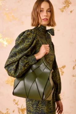 ULLA JOHNSON Charlotte Shoulder Bag - Militaire 11 ULLA JOHNSON Charlotte Shoulder Bag - Militaire -ULLA JOHNSON Outlet ULLAJOHNSON Charlotte Tote MILITAIRE FA251181 01 Main b611e724 abe6 4a29 96f9 9bc6e59b70d5