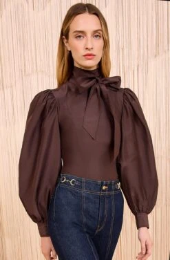 ULLA JOHNSON Giorgia Silk Neck Tie Blouse - Sequoia 8 ULLA JOHNSON Giorgia Silk Neck Tie Blouse - Sequoia -ULLA JOHNSON Outlet ULLAJOHNSON GiorgiaSilkNeckTieBlouse SEQUOIA FA250214 03