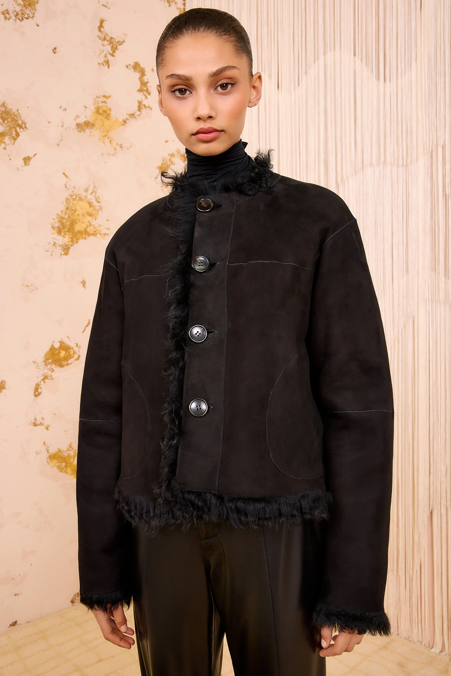 ULLA JOHNSON Irina Short Shearling Coat - Noir 5 ULLA JOHNSON Irina Short Shearling Coat - Noir - Image 5