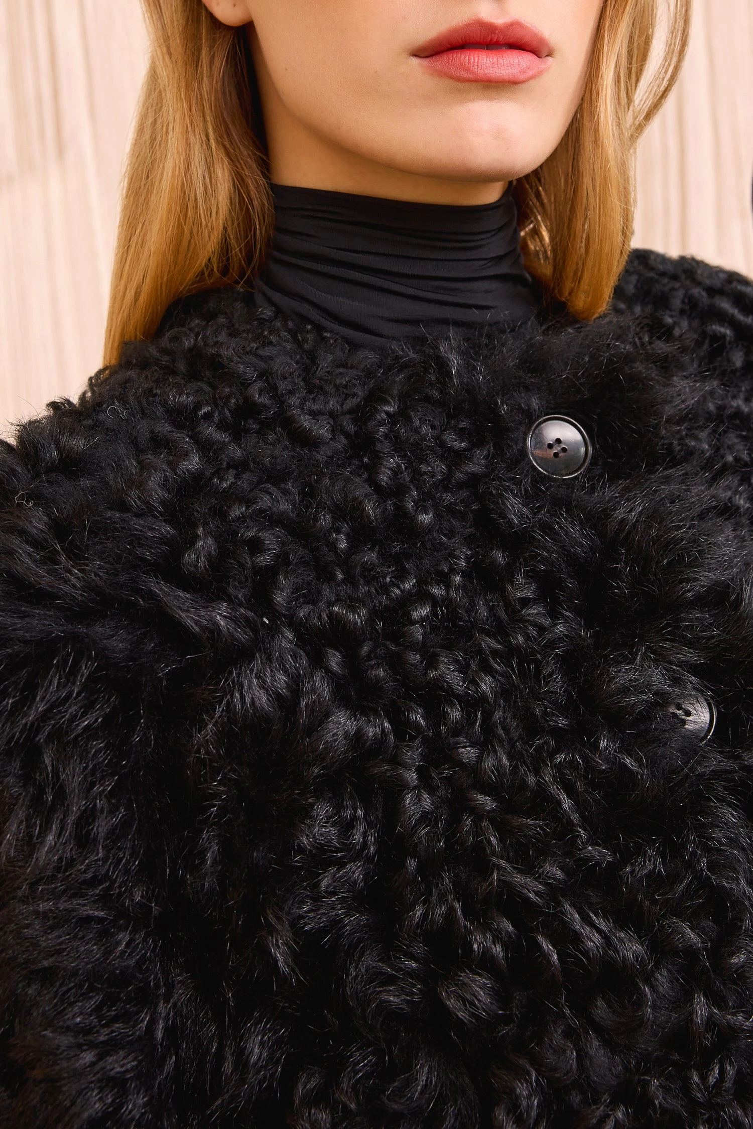 ULLA JOHNSON Irina Short Shearling Coat - Noir 2 ULLA JOHNSON Irina Short Shearling Coat - Noir - Image 2