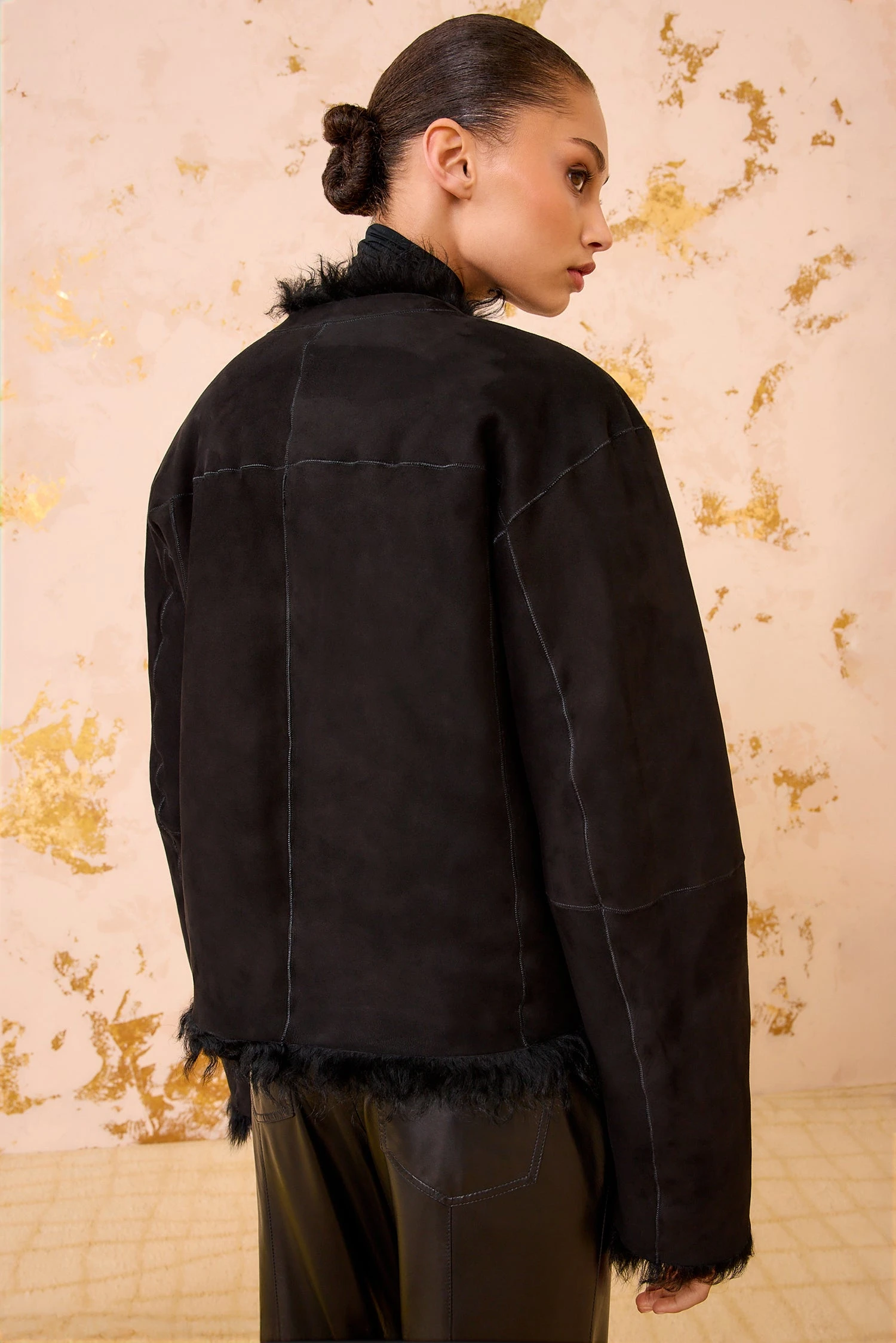 ULLA JOHNSON Irina Short Shearling Coat - Noir 6 ULLA JOHNSON Irina Short Shearling Coat - Noir - Image 6