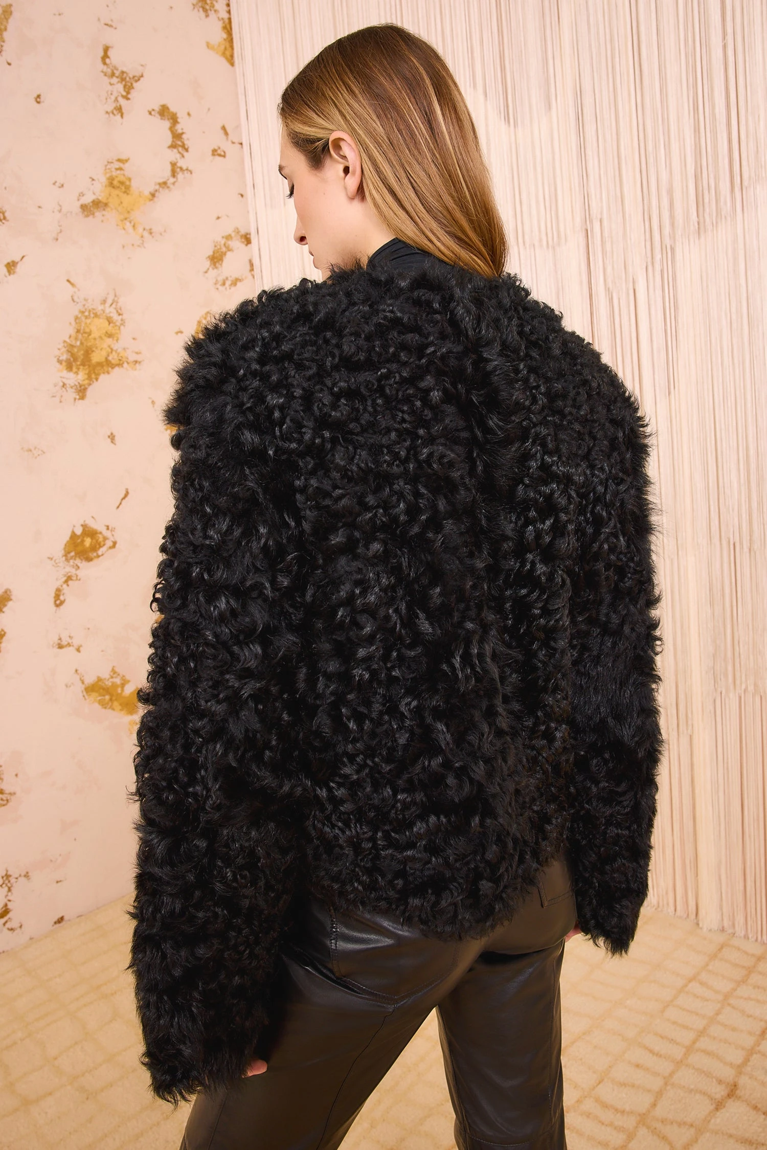 ULLA JOHNSON Irina Short Shearling Coat - Noir 4 ULLA JOHNSON Irina Short Shearling Coat - Noir - Image 4