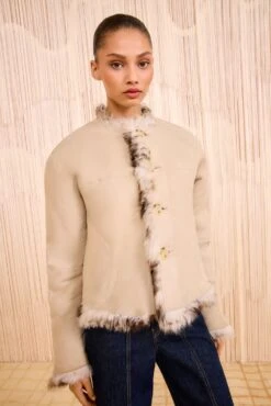 ULLA JOHNSON Irina Short Shearling Coat - Pietra 13 ULLA JOHNSON Irina Short Shearling Coat - Pietra -ULLA JOHNSON Outlet ULLAJOHNSON IrinaShortShearlingCoat PIETRA FA251201 004