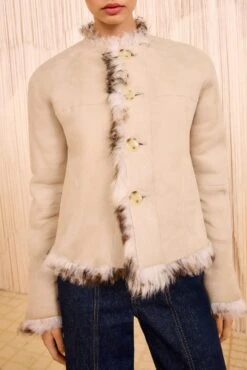 ULLA JOHNSON Irina Short Shearling Coat - Pietra 14 ULLA JOHNSON Irina Short Shearling Coat - Pietra -ULLA JOHNSON Outlet ULLAJOHNSON IrinaShortShearlingCoat PIETRA FA251201 005