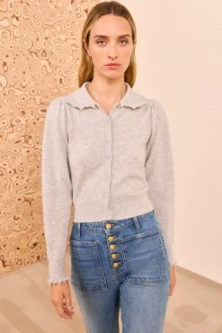 ULLA JOHNSON Kalila Collared Cardigan - Pebble 7 ULLA JOHNSON Kalila Collared Cardigan - Pebble -ULLA JOHNSON Outlet ULLAJOHNSON KalilaCollaredCardigan PEBBLE PS260728 01 MAIN