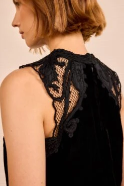ULLA JOHNSON Kassandra Sleeveless Embroidered Top - Noir 6 ULLA JOHNSON Kassandra Sleeveless Embroidered Top - Noir -ULLA JOHNSON Outlet ULLAJOHNSON KassandraSleevelessVelvetTop NOIR PS260215 03