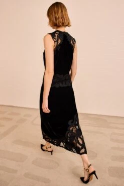 ULLA JOHNSON Kassandra Sleeveless Embroidered Top - Noir 7 ULLA JOHNSON Kassandra Sleeveless Embroidered Top - Noir -ULLA JOHNSON Outlet ULLAJOHNSON KassandraSleevelessVelvetTop NOIR PS260215 04