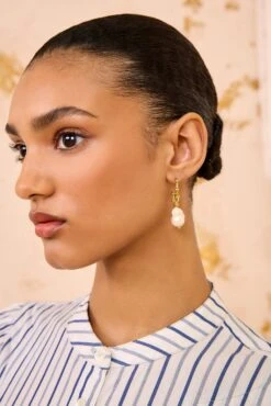 ULLA JOHNSON Lilith White Pearl Hoop Earring - Pearl -ULLA JOHNSON Outlet ULLAJOHNSON LilithWhitePearlHoopEarring PEARL FA251403 02 Alt