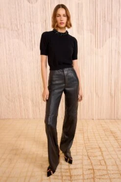 ULLA JOHNSON Liv Embroidered Cashmere Short Sleeve Knit - Noir 7 ULLA JOHNSON Liv Embroidered Cashmere Short Sleeve Knit - Noir -ULLA JOHNSON Outlet ULLAJOHNSON LivEmbroideredCashmereShortSleeveKnit NOIR FA250721 03 f477fa32 2731 4917 a53f bd87342cd717