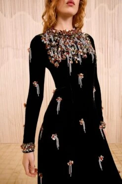 ULLA JOHNSON Loulou Swarovski Velvet Embroidery Dress - Noir 6 ULLA JOHNSON Loulou Swarovski Velvet Embroidery Dress - Noir -ULLA JOHNSON Outlet ULLAJOHNSON LoulouLongSleeveVelvetDress NOIR FA250142 03 0b33ccd6 5bbc 491e b111 8197e00bc385