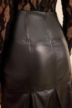 ULLA JOHNSON Noemi Fit And Flare Leather Skirt - Noir 6 ULLA JOHNSON Noemi Fit And Flare Leather Skirt - Noir -ULLA JOHNSON Outlet ULLAJOHNSON NoemiFitandFlareLeatherSkirt NOIR PS260325 04 30ffd866 70f9 40be b387 ed0cfaa741f9