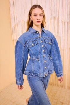 ULLA JOHNSON The Odette Jacket - Danube Medium Indigo Wash 8 ULLA JOHNSON The Odette Jacket - Danube Medium Indigo Wash -ULLA JOHNSON Outlet ULLAJOHNSON ODETTEJACKET DANUBE UJ990503 03 v4