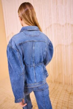 ULLA JOHNSON The Odette Jacket - Danube Medium Indigo Wash 9 ULLA JOHNSON The Odette Jacket - Danube Medium Indigo Wash -ULLA JOHNSON Outlet ULLAJOHNSON ODETTEJACKET DANUBE UJ990503 04 v4