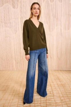 ULLA JOHNSON Ryla Cashmere V&ndash;Neck Pullover - Hunter -ULLA JOHNSON Outlet ULLAJOHNSON RylaCashmereV NeckPullover HUNTER FA250731 03 c0267df8 4073 428a 92e6 45dfc6bf717c