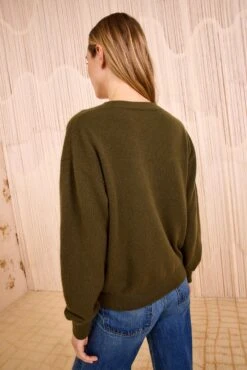 ULLA JOHNSON Ryla Cashmere V&ndash;Neck Pullover - Hunter -ULLA JOHNSON Outlet ULLAJOHNSON RylaCashmereV NeckPullover HUNTER FA250731 04 994ff5d2 c37a 436e af50 3e2067c4219e