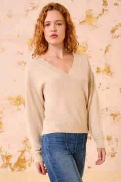 ULLA JOHNSON Ryla Cashmere V&ndash;Neck Pullover - Melange -ULLA JOHNSON Outlet ULLAJOHNSON RylaCashmereV NeckPullover MELANGE FA250731 03 a8df2fe8 2a2e 4a7c a6ec 435c778c029c