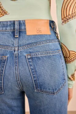 ULLA JOHNSON The Agatha Jean - Danube 10 ULLA JOHNSON The Agatha Jean - Danube -ULLA JOHNSON Outlet ULLAJOHNSON TheAgathaMidRiseJean DANUBE UJ9904057 04