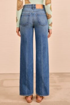 ULLA JOHNSON The Agatha Jean - Danube 11 ULLA JOHNSON The Agatha Jean - Danube -ULLA JOHNSON Outlet ULLAJOHNSON TheAgathaMidRiseJean DANUBE UJ9904057 05