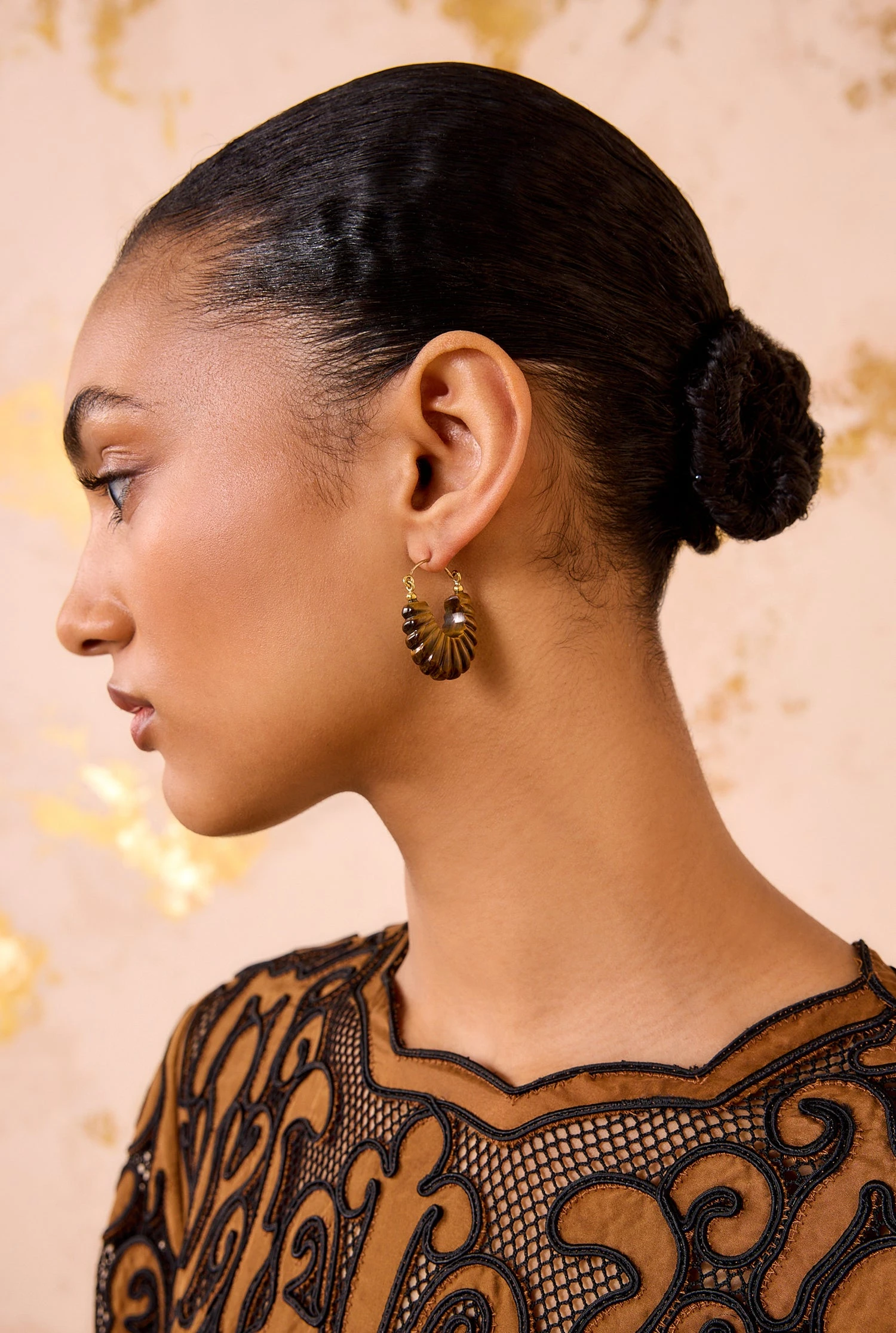 ULLA JOHNSON Zora Carved Shell Hoop Earring - Tiger's Eye 2 ULLA JOHNSON Zora Carved Shell Hoop Earring - Tiger's Eye - Image 2