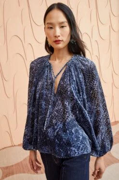 ULLA JOHNSON Pauline Blouse - Marine 7 ULLA JOHNSON Pauline Blouse - Marine -ULLA JOHNSON Outlet ULLA JOHNSON Pauline Blouse MARINE 0039