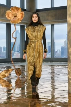 ULLA JOHNSON Agathe Metallic Short Sleeve Coat - Oro 13 ULLA JOHNSON Agathe Metallic Short Sleeve Coat - Oro -ULLA JOHNSON Outlet UllaJohnsonF2501 3cb2cf1f c1c9 4e46 a3d6 dde25b2627f2