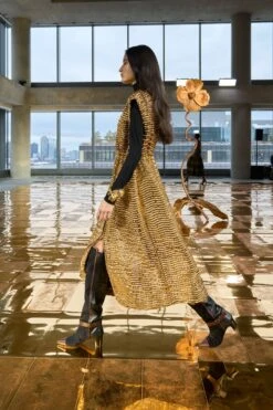 ULLA JOHNSON Agathe Metallic Short Sleeve Coat - Oro 12 ULLA JOHNSON Agathe Metallic Short Sleeve Coat - Oro -ULLA JOHNSON Outlet UllaJohnsonF25Side01 797968cb 8730 4350 9504 10f63f8c44e0